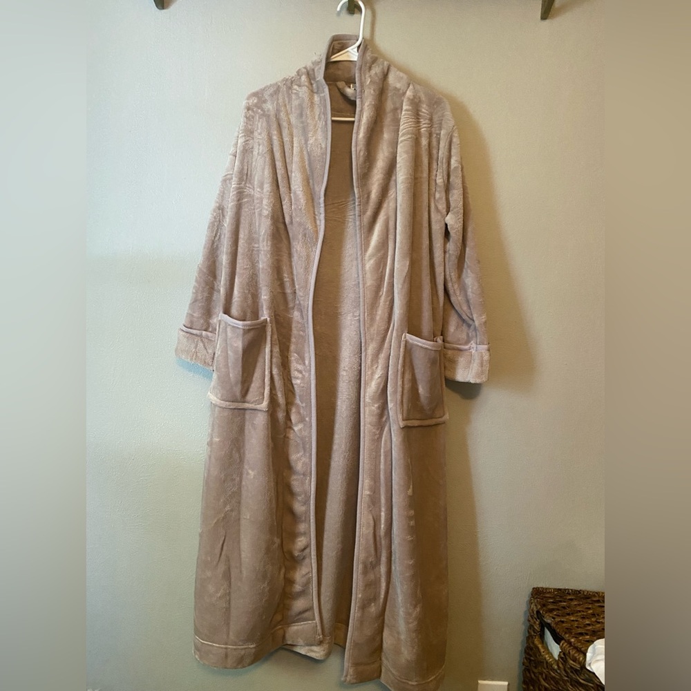 NWOT plush light rose/blush robe size Medium
